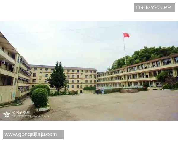 足球明星们的女友们：揭开她们背后的故事与生活点滴